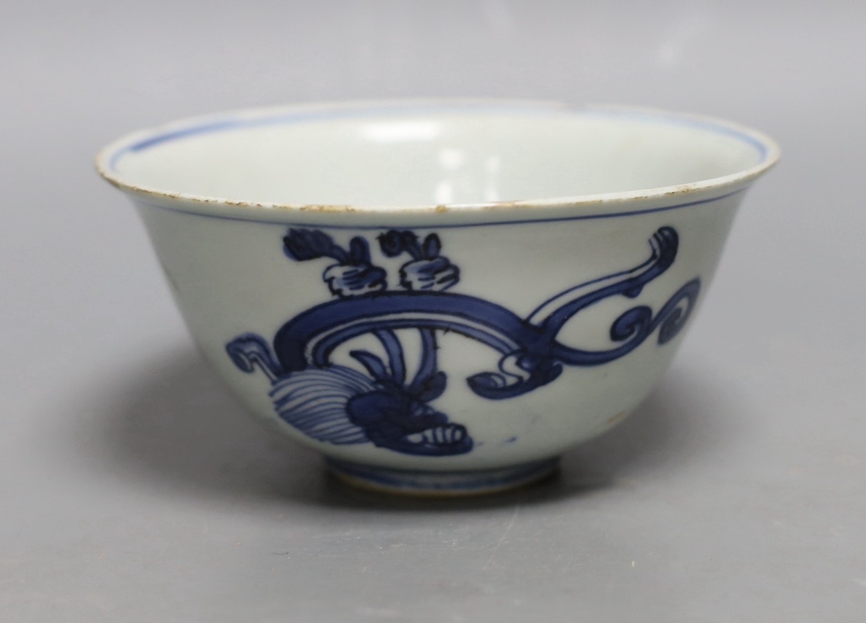 A Chinese late Ming blue and white ‘chilong’ bowl, 16th/17th century, 12cm